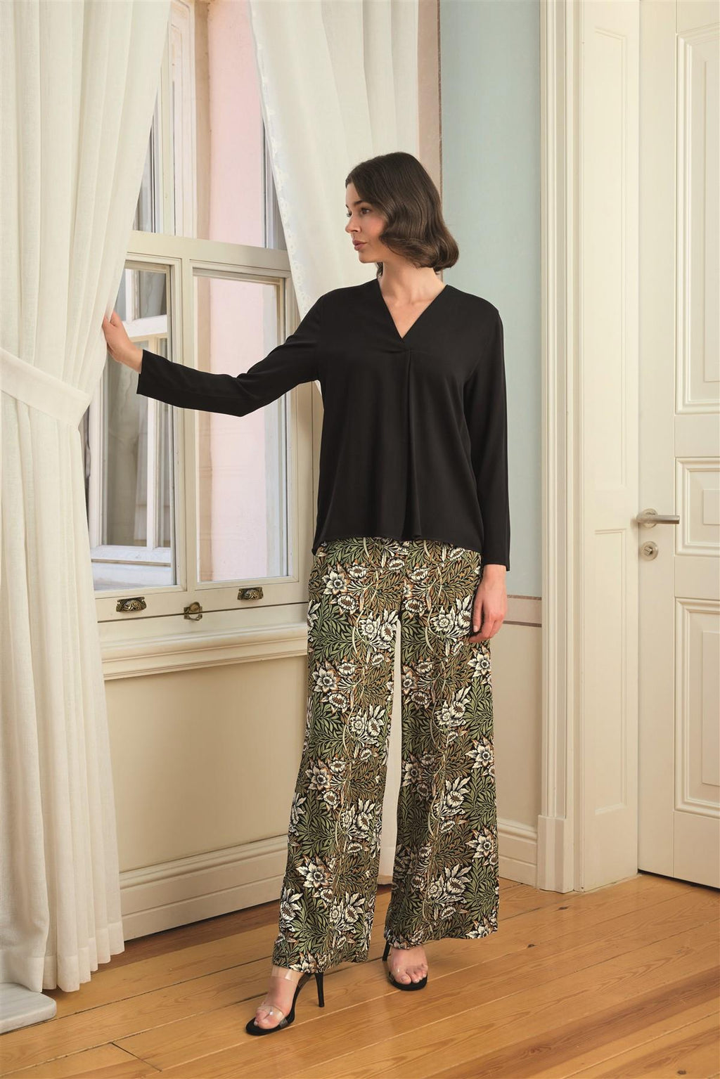 Kadın Siyah Çiçek Desenli V Yaka Özel Tasarım Uzun Kollu Pijama Takımı - 24149