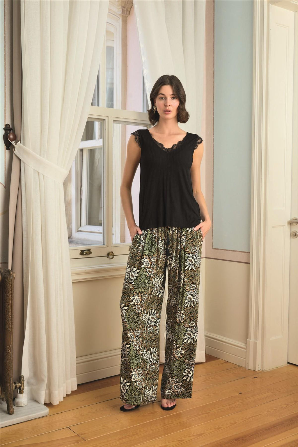 Kadın Siyah Yaprak Desenli Dantel Detaylı 3 Parça Pijama Takımı - 24148