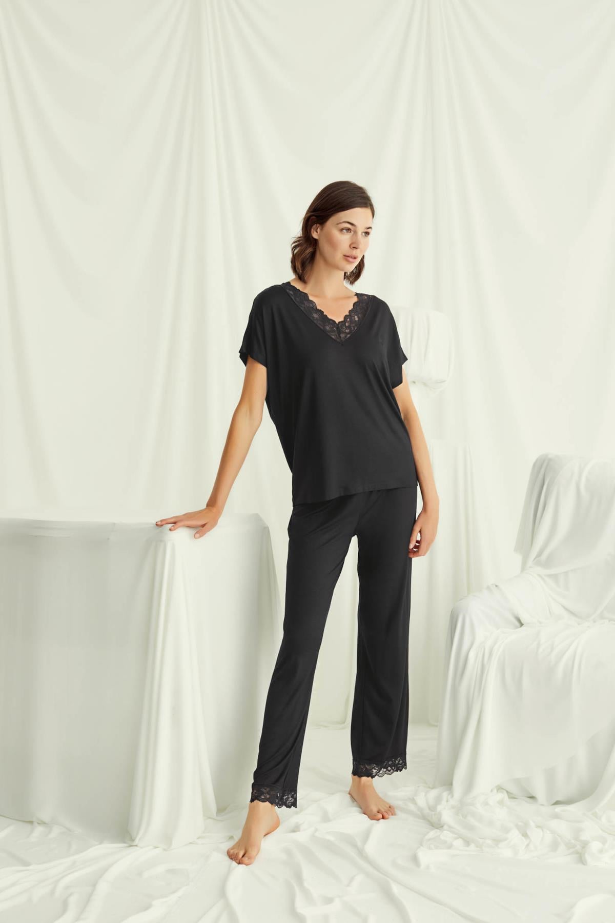Yeni Sezon Kadın Siyah Dantel Detaylı Özel Tasarım Pijama Takımı - 18494