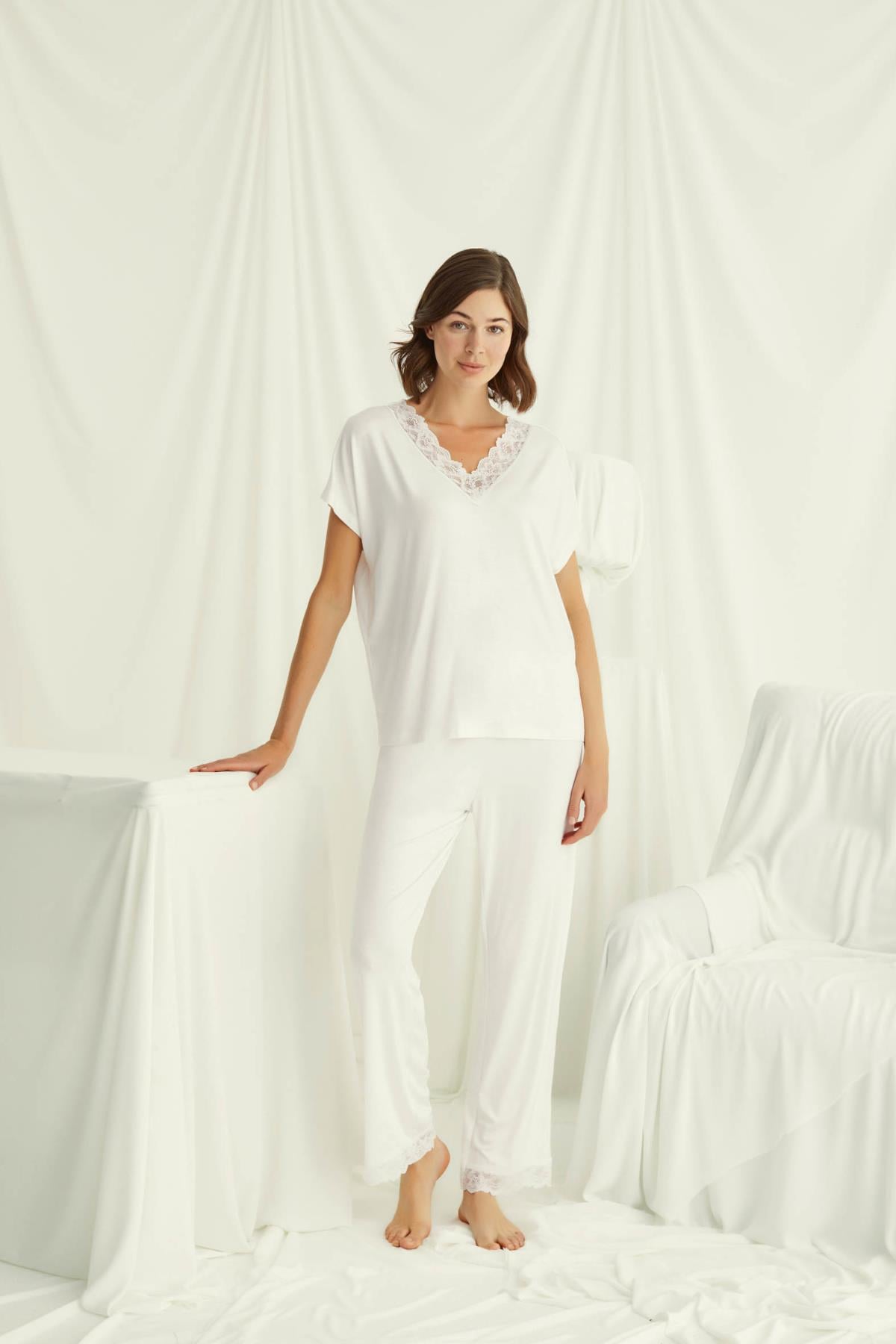 Yeni Sezon Kadın Ekru Dantel Detaylı Özel Tasarım Pijama Takımı - 18513